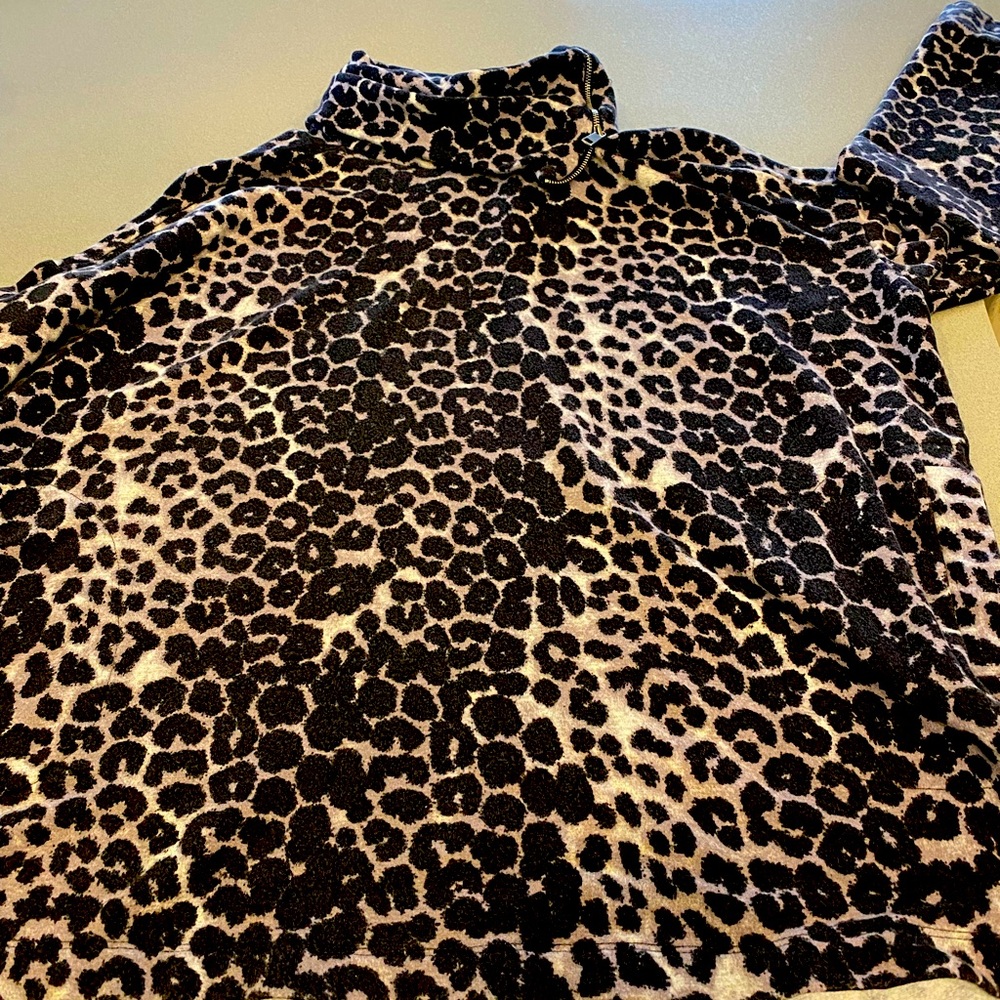 Soft surroundings super comfortable small top! Can be dressed up or down